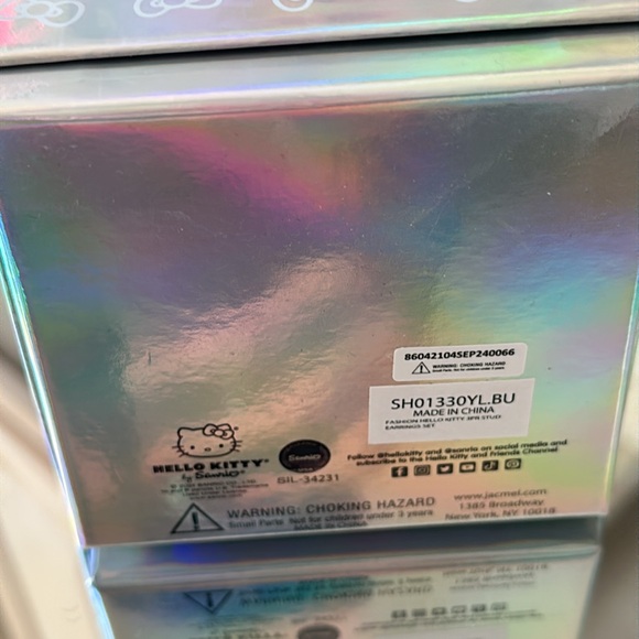 NWT Hello Kitty Earrings Set - Picture 9 of 10